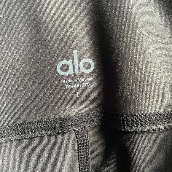 🖤 ALO Yoga Leathered Leggings 🖤 - Picture 5 of 6